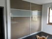 Vestavná skříň s posuvnými dveřmi, materiál Lakobel kapučíno a Lakobel metal grey.